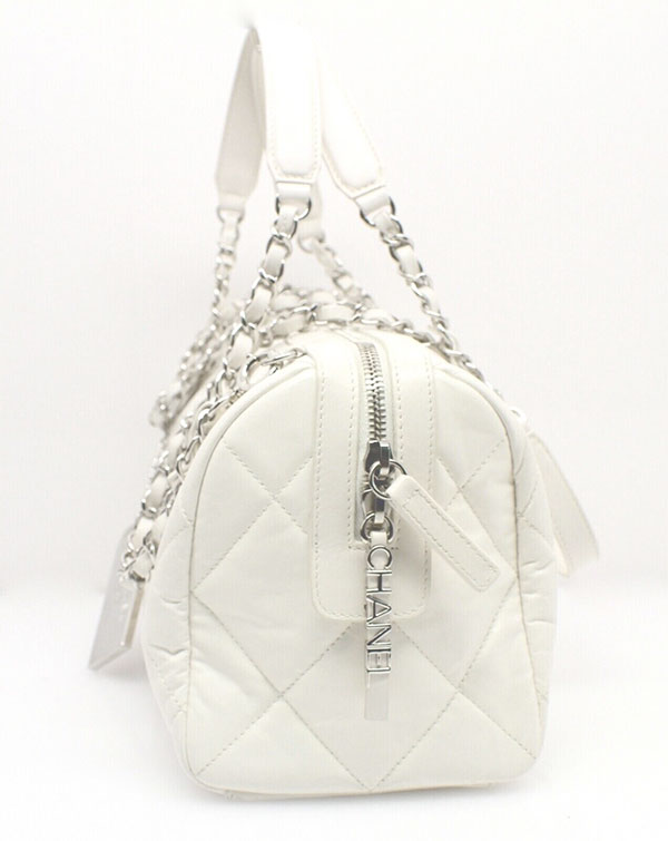 Pre-owned Chanel 2021 Mini Cc Diamond-quilted Bowling Bag In 黑色
